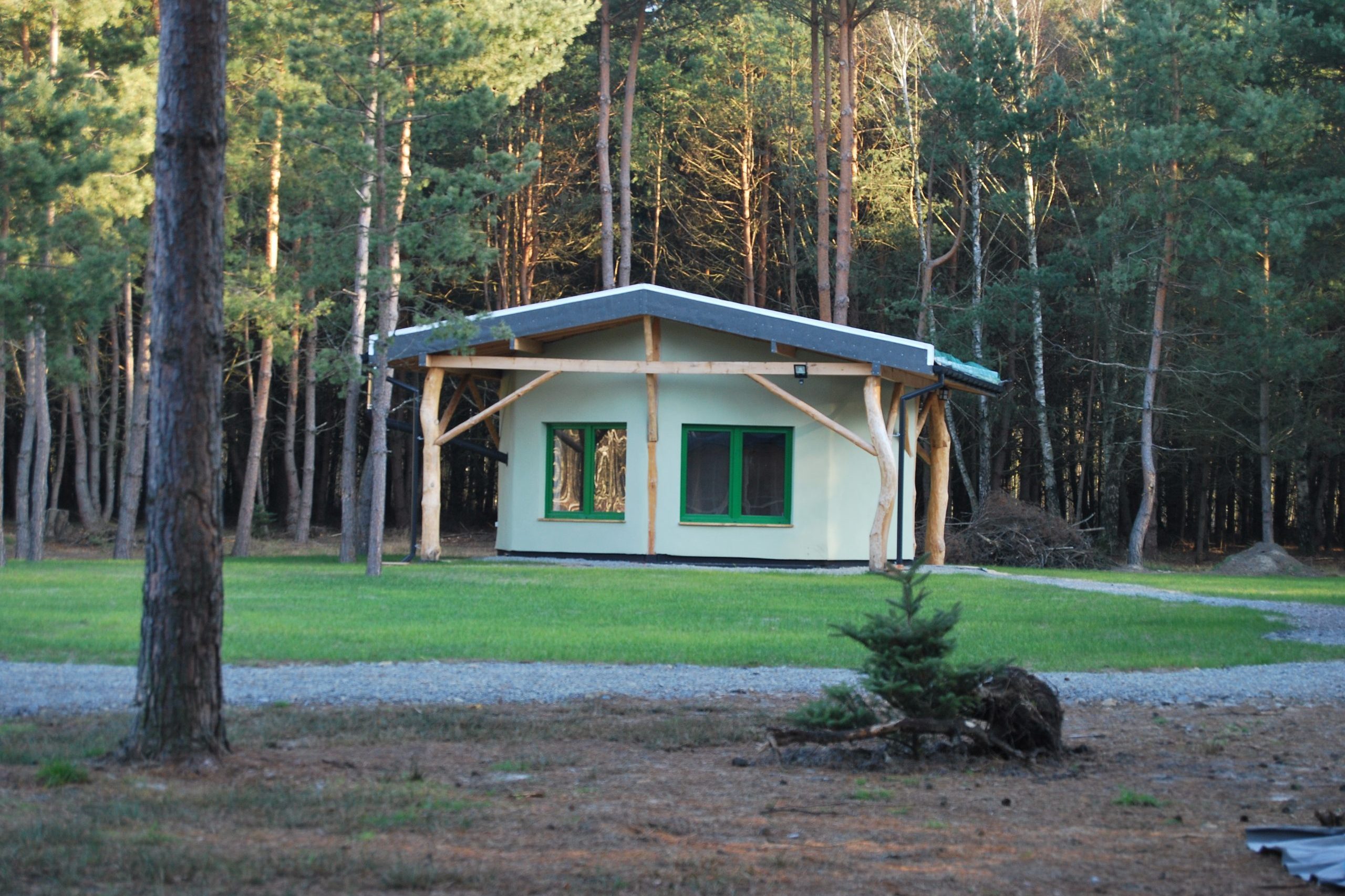 Całoroczny, ogrzewany domek z gliny